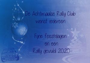 Blauwe kerstkaart transparant over een foto van een rallyauto. Fijne feestdagen en een rally gevuld 2020